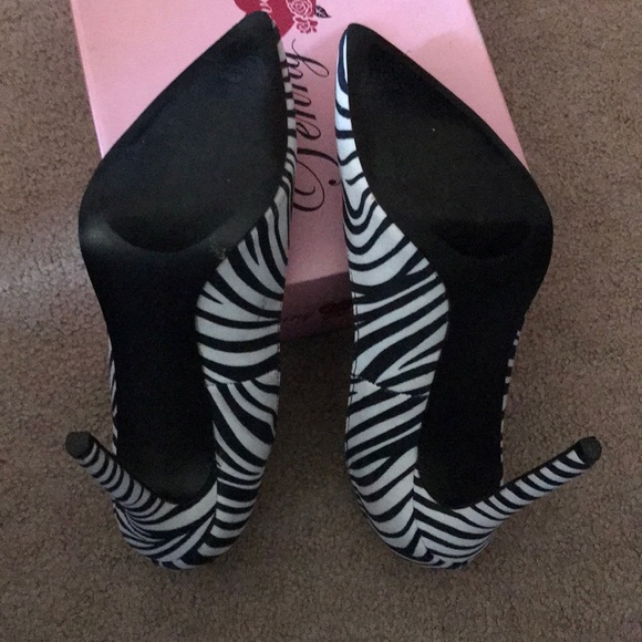 Shoes - Picture 4 of 9